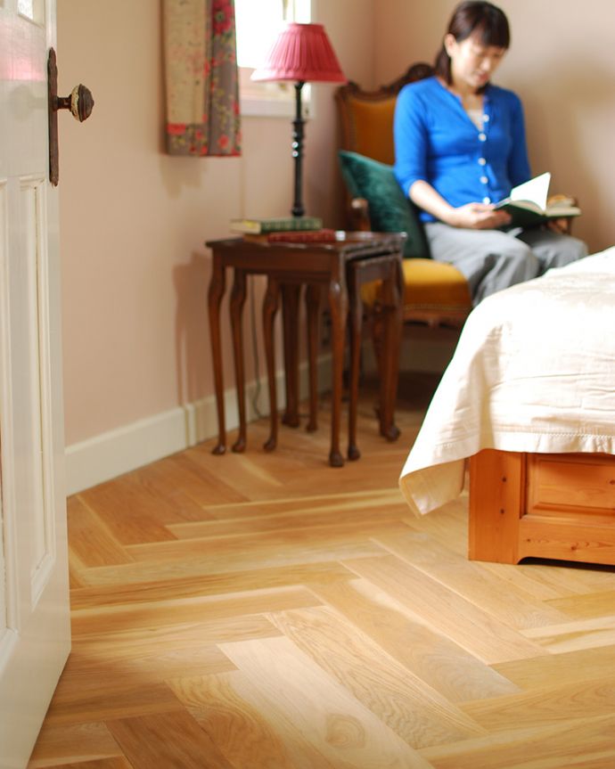 床材　お部屋づくりの材料（建材）　Handleハンドルの床材、オーク材の ヘリンボーンの床。一枚一枚、表情が違います天然木を組み合わせて作るヘリンボーン。(HOW-05)