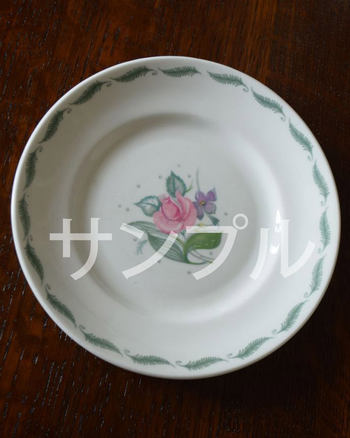 アンティーク 陶磁器の雑貨 アンティーク雑貨 アンティーク プレート(ウエッジウッド)。上から見るとこんな感じです状態のいいものだけを選んでいますが、アンティークなのでキズや欠けがある場合があります。(k-3733-z-1)