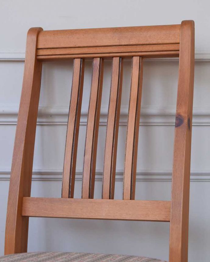 アンティーク風の椅子　アンティーク風　CHARDONNAY（シャルドネ/クリビーレ）ダイニングチェア（パイン材アンティーク仕上げ）。ほっこりとしたぬくもりが感じられます。(h-001-c)