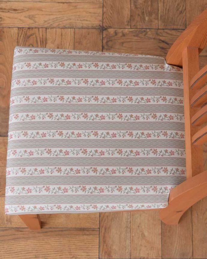 アンティーク風の椅子　アンティーク風　CHARDONNAY（シャルドネ/クリビーレ）ダイニングチェア（パイン材アンティーク仕上げ）。座面を上から見るとこんな感じ座面は布貼りなので、長時間座っても疲れません。(h-001-c)