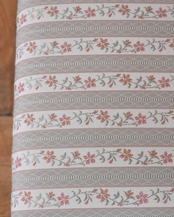 アンティーク風の椅子　アンティーク風　CHARDONNAY（シャルドネ/クリビーレ）ダイニングチェア（パイン材アンティーク仕上げ）。生地のセレクトにもこだわりました優しいパイン材の雰囲気に合う小花柄の生地です。(h-001-c)