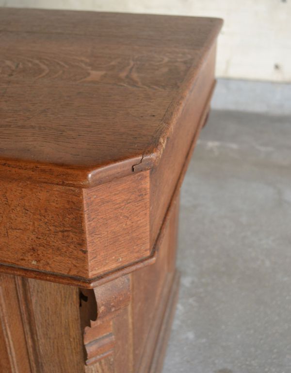 アンティークのキャビネット アンティーク家具 フランスから来たおしゃれなアンティーク家具、木製のショップカウンター(レジ台)。角もしっかりと作られています。(h-002-f)