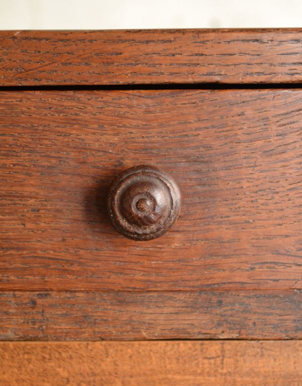 アンティークのキャビネット アンティーク家具 フランスから来たおしゃれなアンティーク家具、木製のショップカウンター(レジ台)。左側の引き出しの取っ手は、木製の丸い取っ手です。(h-002-f)