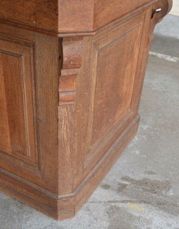 アンティークのキャビネット アンティーク家具 フランスから来たおしゃれなアンティーク家具、木製のショップカウンター(レジ台)。しっかりキャビネットを支える安定感のある脚です。(h-002-f)