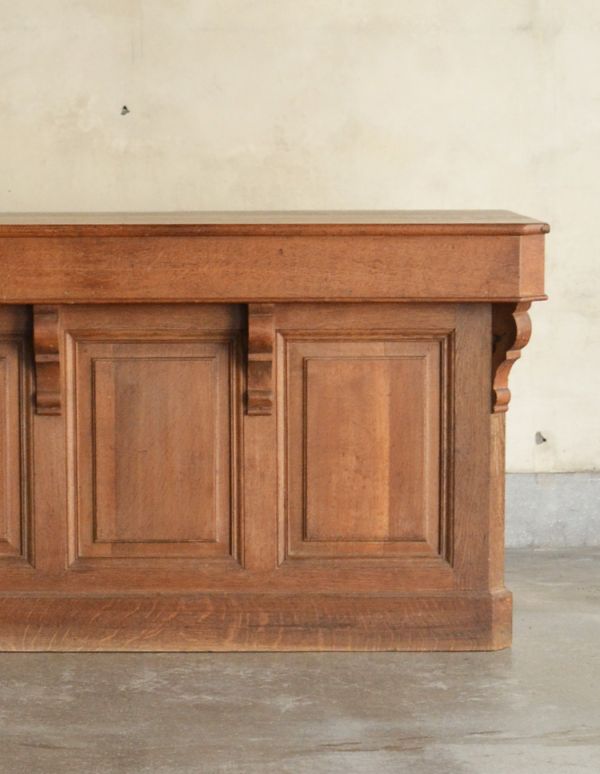 アンティークのキャビネット アンティーク家具 フランスから来たおしゃれなアンティーク家具、木製のショップカウンター(レジ台)。アンティークの味わいが溢れていて、前のオーナーのところでしっかり働いたことがよく分かるカウンターです。(h-002-f)