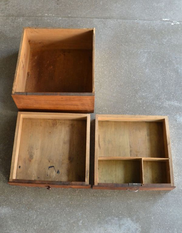 アンティークのキャビネット アンティーク家具 フランスから来たおしゃれなアンティーク家具、木製のショップカウンター(レジ台)。このカウンターには引き出しもあるんです!全部で3杯あります。(h-002-f)