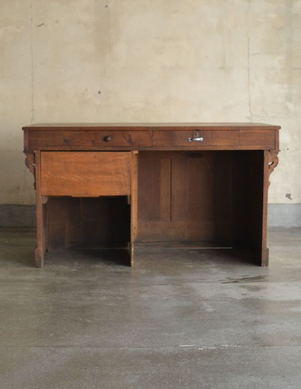 アンティークのキャビネット アンティーク家具 フランスから来たおしゃれなアンティーク家具、木製のショップカウンター(レジ台)。裏は収納になっています。(h-002-f)