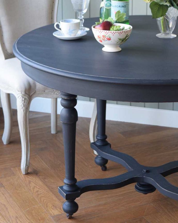 4人掛けダイニングテーブル（1ｍ20～60cm）　アンティーク風　シックなペイントがお洒落なフレンチスタイルのアンティーク風ラウンドテーブル。見た目でも楽しめます女性らしく素敵なデザインなので、置くだけでワクワクしてしまう家具。(h-006-f)