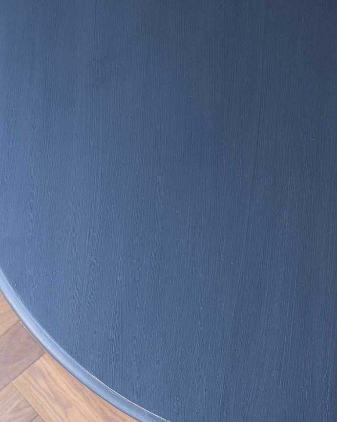 4人掛けダイニングテーブル（1ｍ20～60cm）　アンティーク風　シックなペイントがお洒落なフレンチスタイルのアンティーク風ラウンドテーブル。近づいてみると…Handleセレクトの色でペイントし直してもらいました。(h-006-f)