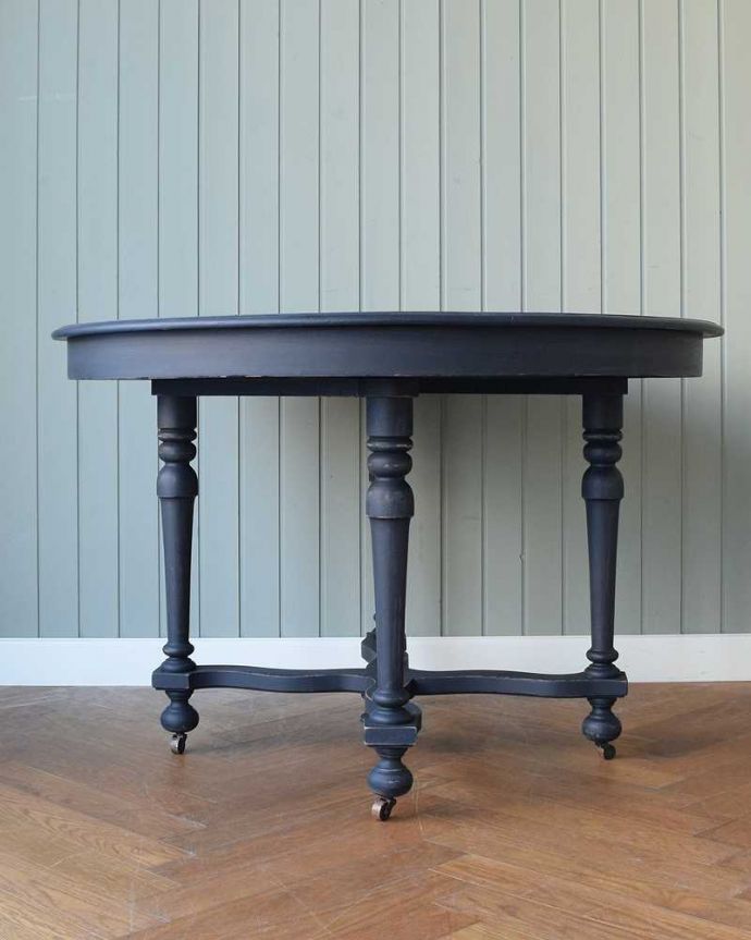 4人掛けダイニングテーブル（1ｍ20～60cm）　アンティーク風　シックなペイントがお洒落なフレンチスタイルのアンティーク風ラウンドテーブル。横から見ても素敵どの角度から見てもフランスらしさがいっぱいです。(h-006-f)