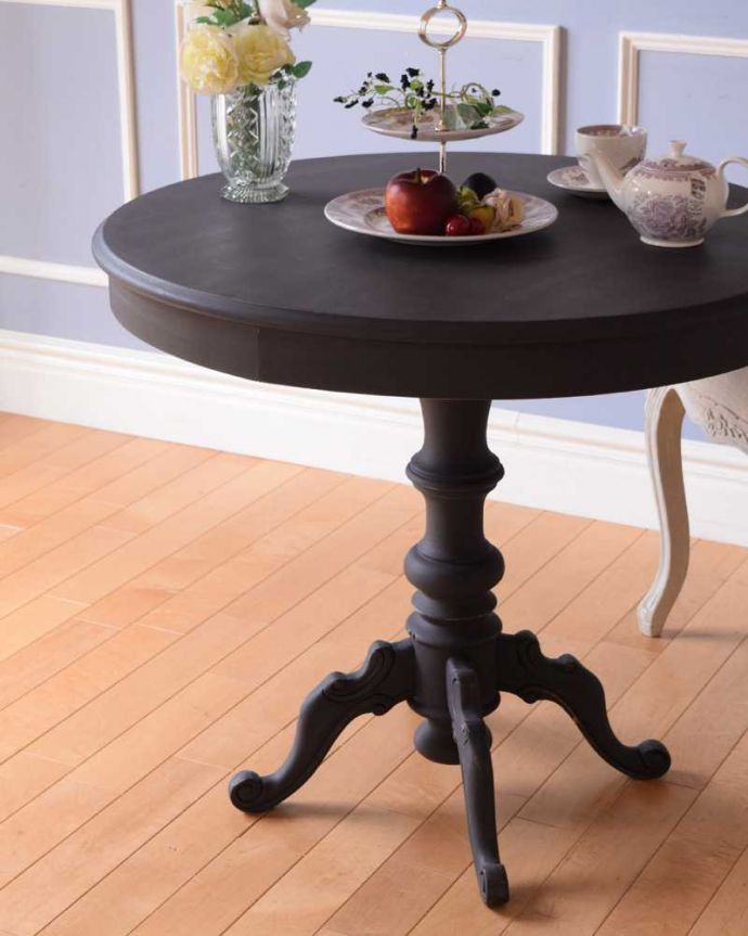 2人掛けダイニングテーブル(1m20cm以下) アンティーク風 フレンチスタイルのアンティーク風ラウンドテーブル。見た目でも楽しめます女性らしく素敵なデザインなので、置くだけでワクワクしてしまう家具。(h-007-f)