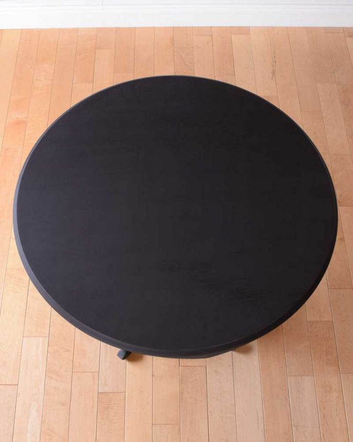 2人掛けダイニングテーブル(1m20cm以下) アンティーク風 フレンチスタイルのアンティーク風ラウンドテーブル。天板を上から見ると・・・天板の形はこんな感じです。(h-007-f)