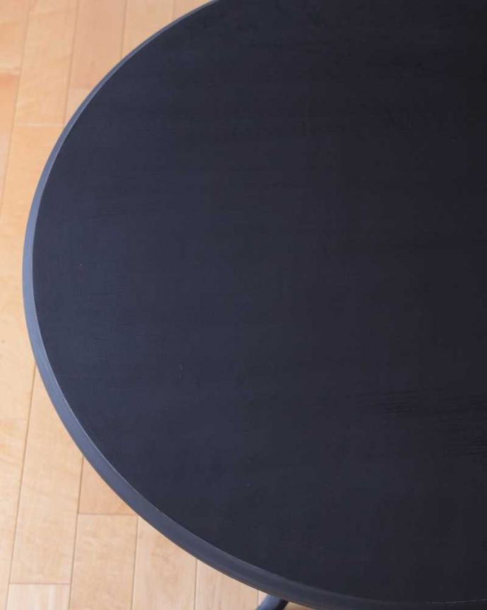 2人掛けダイニングテーブル(1m20cm以下) アンティーク風 フレンチスタイルのアンティーク風ラウンドテーブル。近づいてみると…Handleセレクトの色でペイントし直してもらいました。(h-007-f)