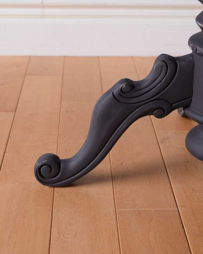 2人掛けダイニングテーブル(1m20cm以下) アンティーク風 フレンチスタイルのアンティーク風ラウンドテーブル。持ち上げなくても移動できます!Handleの家具は、脚の裏にフェルトキーパーをお付けしていますので、床を滑らせて簡単に移動が出来ます。(h-007-f)