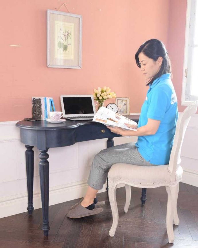 アンティーク風の家具 アンティーク風 フレンチスタイルのアンティーク風デスク。仕事している時間も、もっとカッコよくここに座るだけで、なんだかちょっとカッコよくなった気分。(h-008-f)