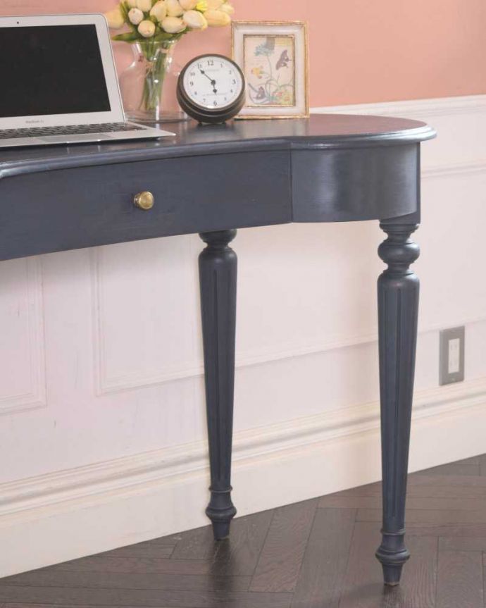 アンティーク風の家具 アンティーク風 フレンチスタイルのアンティーク風デスク。豪華な彫りが美しい脚機能的なデザインのものが多いデスクだけに、装飾が美しいものは目立ちます。(h-008-f)