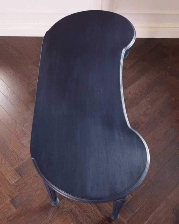 アンティーク風の家具 アンティーク風 フレンチスタイルのアンティーク風デスク。天板を上から見ると・・・天板の形はこんな感じです。(h-008-f)