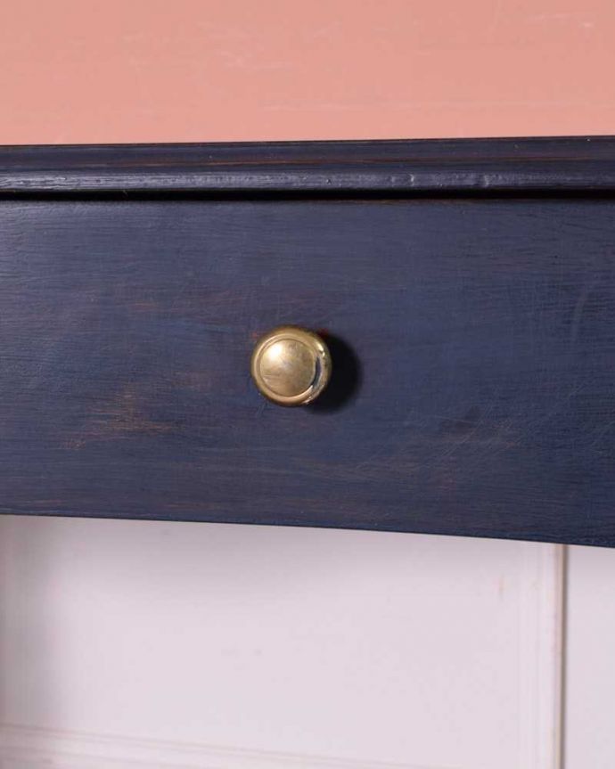 アンティーク風の家具 アンティーク風 フレンチスタイルのアンティーク風デスク。取っ手がちょこんと付いていますつまみやすい取っ手です。(h-008-f)