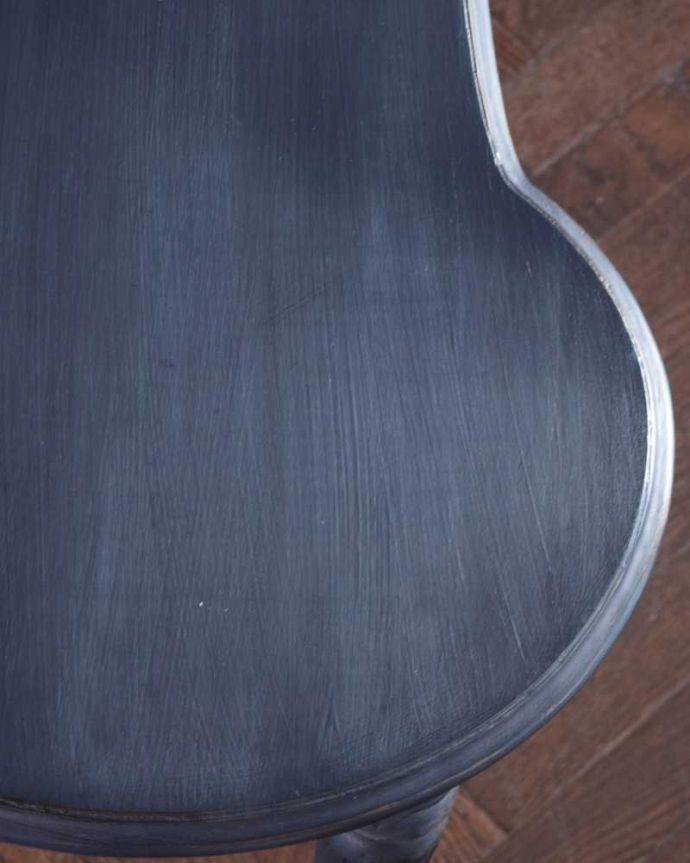 アンティーク風の家具 アンティーク風 フレンチスタイルのアンティーク風デスク。近づいてみると…Handleセレクトの色でペイントし直してもらいました。(h-008-f)