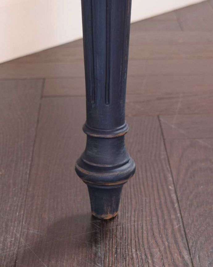 アンティーク風の家具 アンティーク風 フレンチスタイルのアンティーク風デスク。女性1人でラクラク運べちゃう仕掛けHandleの家具は、脚の裏にフェルトキーパーをお付けしています。(h-008-f)