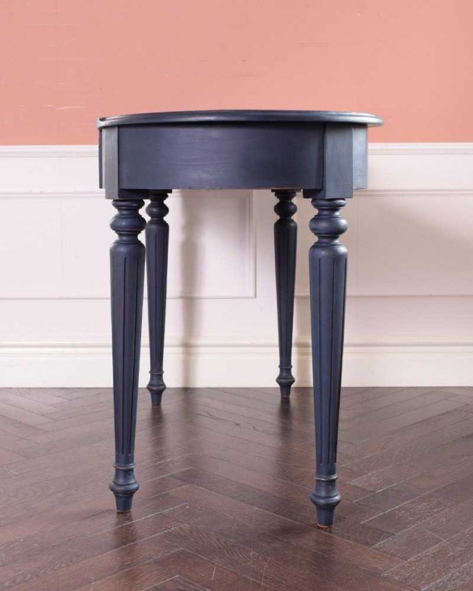 アンティーク風の家具 アンティーク風 フレンチスタイルのアンティーク風デスク。横顔も美しく!こんな風に見えますもちろん、横顔だってキレイ!どこから見ても絵になります。(h-008-f)