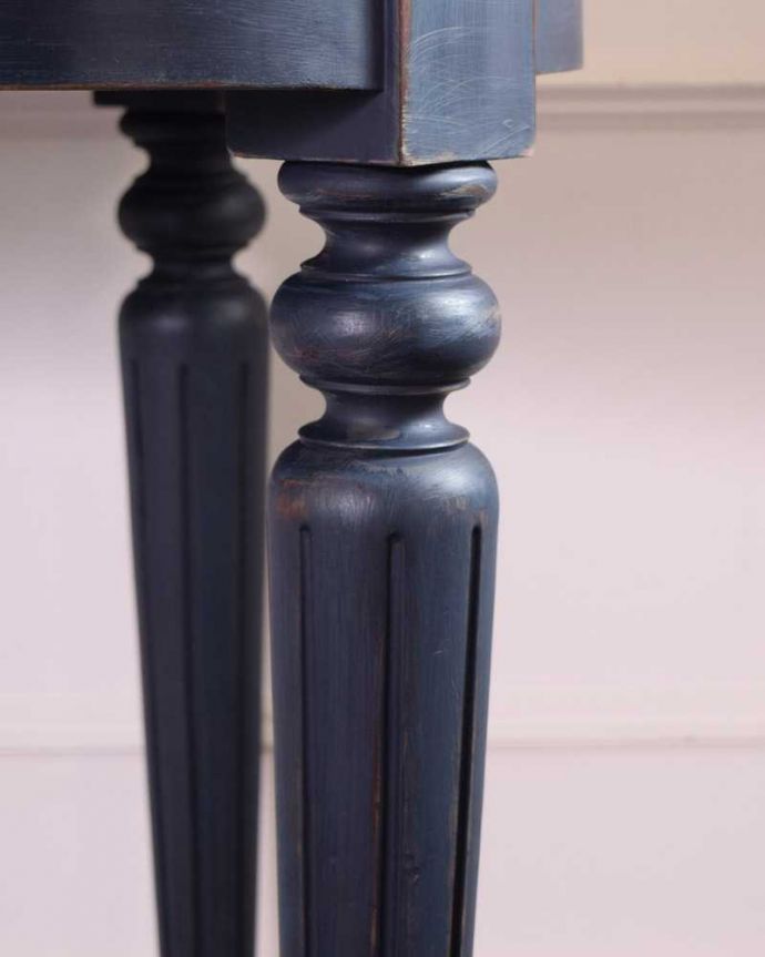 アンティーク風の家具 アンティーク風 フレンチスタイルのアンティーク風デスク。惚れ惚れしちゃう美しさ女性らしい彫り。(h-008-f)