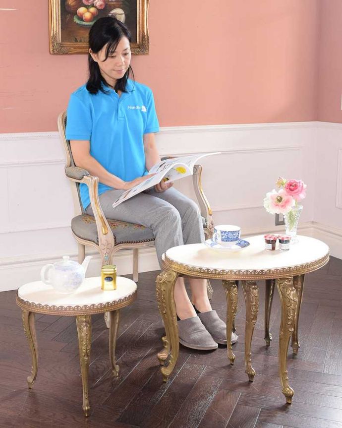 アンティークのテーブル　アンティーク家具　美しいアンティークのフレンチ家具、4台セットのキドニーネストテーブル。親子一緒の姿が可愛いネストテーブルネストとは巣のこと。(h-009-f)