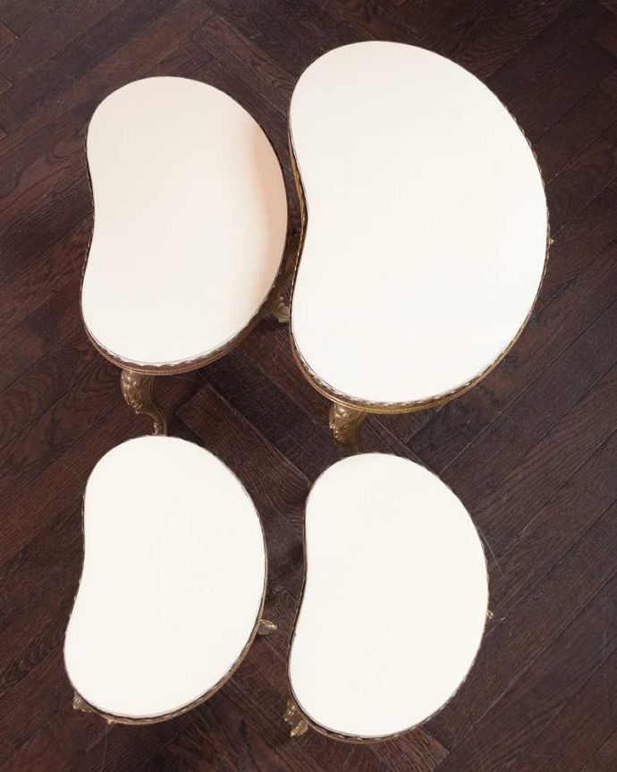 アンティークのテーブル　アンティーク家具　美しいアンティークのフレンチ家具、4台セットのキドニーネストテーブル。4つを並べて上から見てみましょう大中小4つを並べてみると、こんな感じです。(h-009-f)