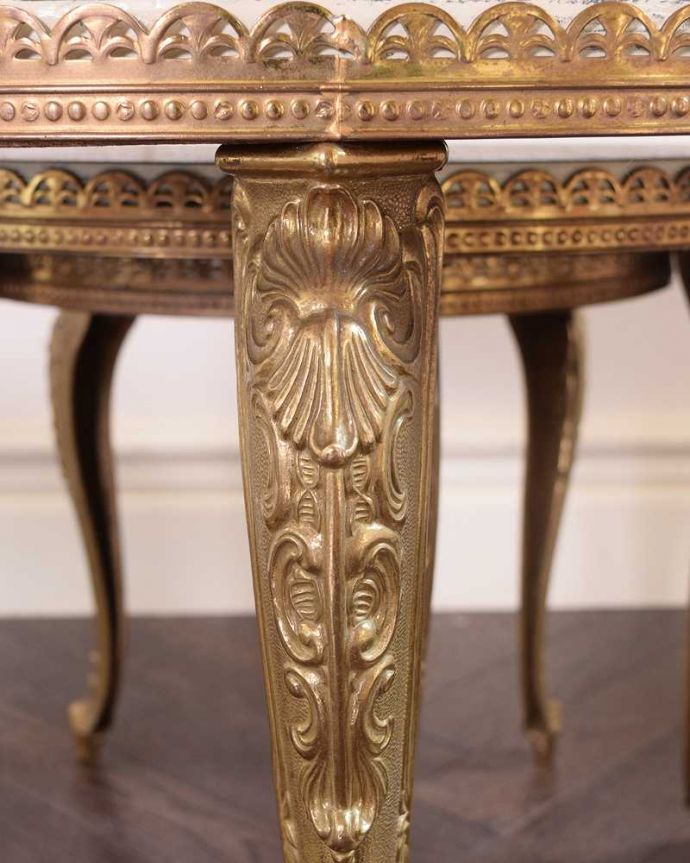 アンティークのテーブル　アンティーク家具　美しいアンティークのフレンチ家具、4台セットのキドニーネストテーブル。惚れ惚れしちゃう美しさフランスらしい可愛らしさをいろんな場所で見つけることが出来ます。(h-009-f)