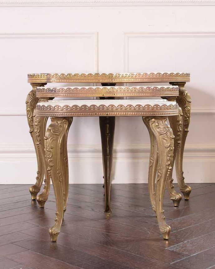 アンティークのテーブル　アンティーク家具　美しいアンティークのフレンチ家具、4台セットのキドニーネストテーブル。横から見てみると･･･お揃いの脚が3つがキレイに重なって、とっても美しい横顔。(h-009-f)