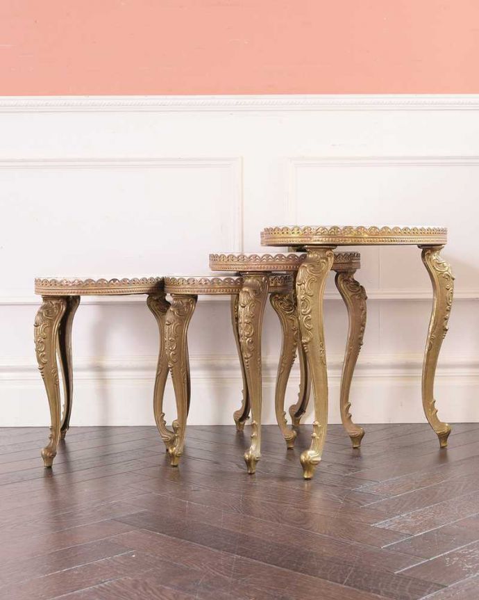 アンティークのテーブル　アンティーク家具　美しいアンティークのフレンチ家具、4台セットのキドニーネストテーブル。見る角度によって見え方が違います。(h-009-f)