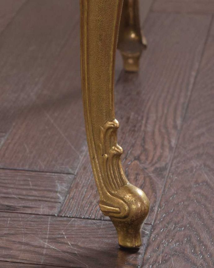 アンティークのテーブル　アンティーク家具　美しいアンティークのフレンチ家具、4台セットのキドニーネストテーブル。持ち上げなくても移動できます！Handleのアンティークは、脚の裏にフェルトキーパーをお付けしていますので、床を滑らせてれば移動が簡単です。(h-009-f)