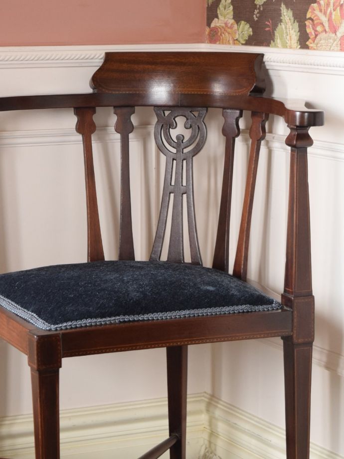 背もたれが美しいアンティークの椅子