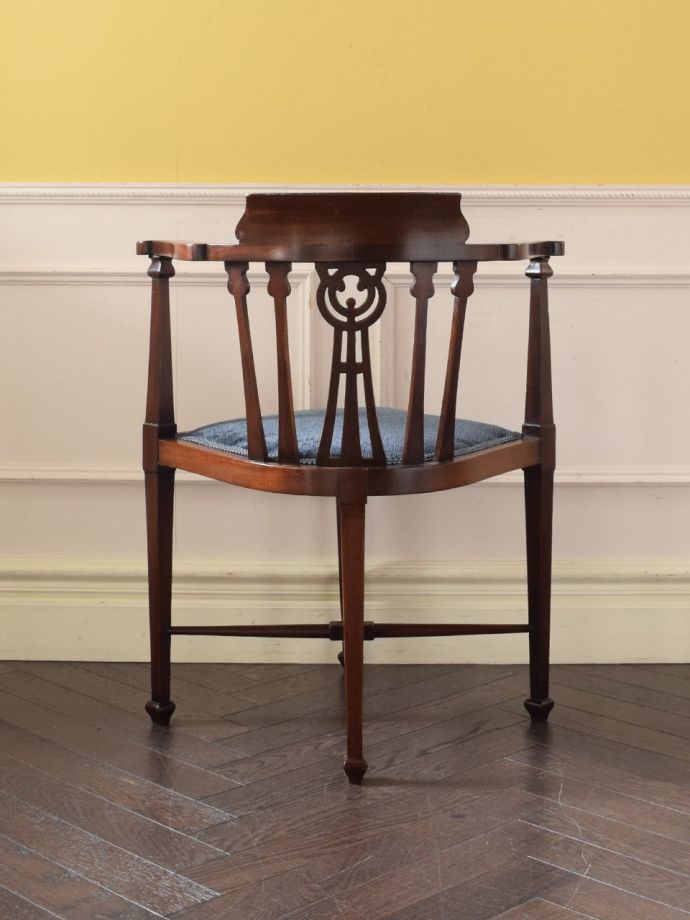 アンティークのコーナーチェアの後ろ姿