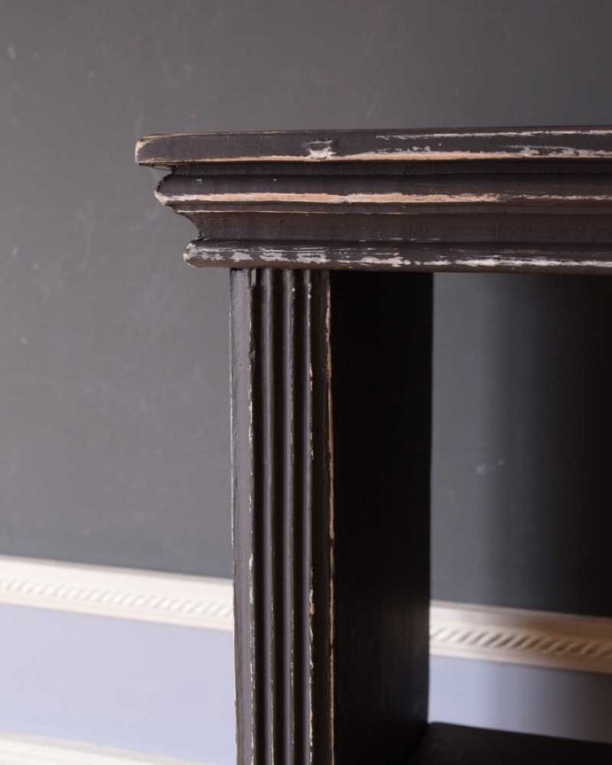 アンティークのキャビネット　アンティーク家具　フランスから届いたアンティーク家具、ペイント仕上げのオープンブックシェルフ。やっぱりココがフランスらしい美しい彫にうっとり･･･ポイントポイントの装飾がキレイです。(h-012-f)