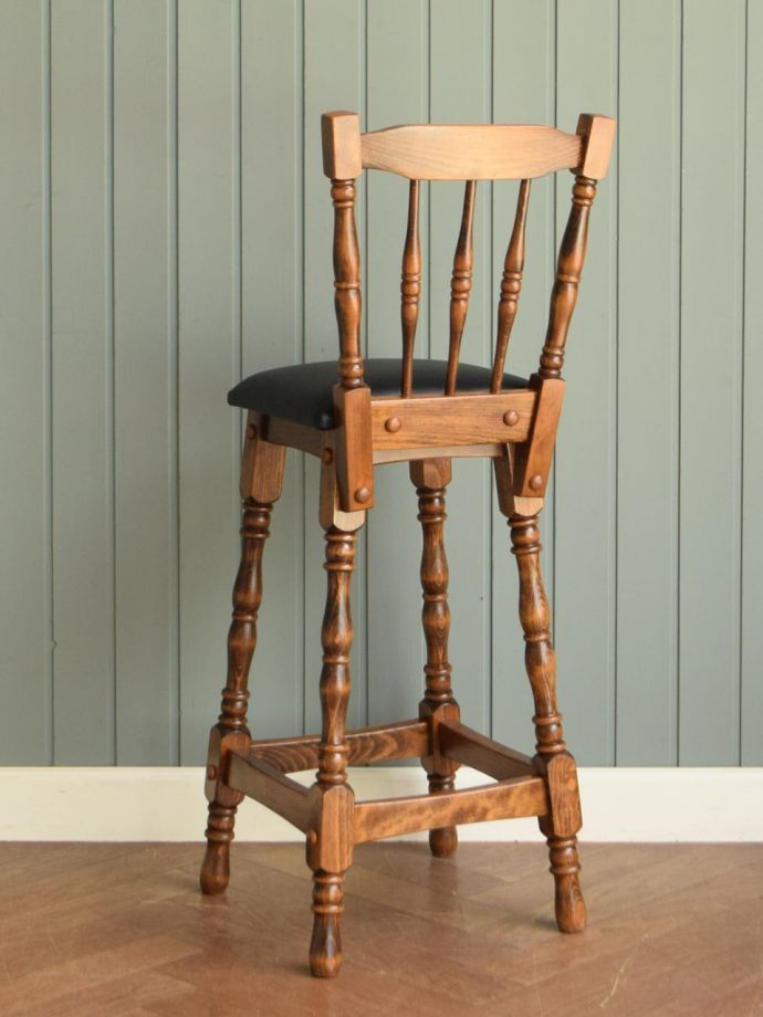 英国アンティークのおしゃれな椅子、カウンター用の背もたれ付きの椅子