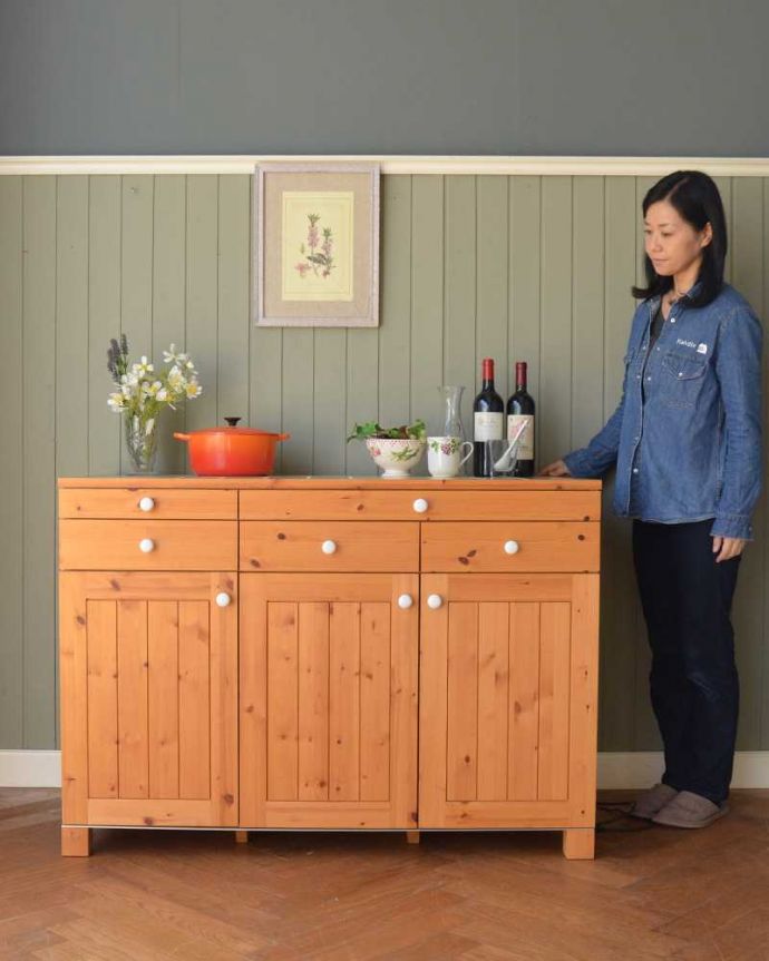 アンティーク風の家具 アンティーク風 パイン材のCHARDONNAY(シャルドネ)のタイル天板のキッチンカウンター。置くだけでナチュラルな雰囲気を作り上げてくれますやっぱりパイン材の家具はナチュラルであったかい雰囲気を作り上げてくれるので個人的に大好きなアイテム。(h-013-f)