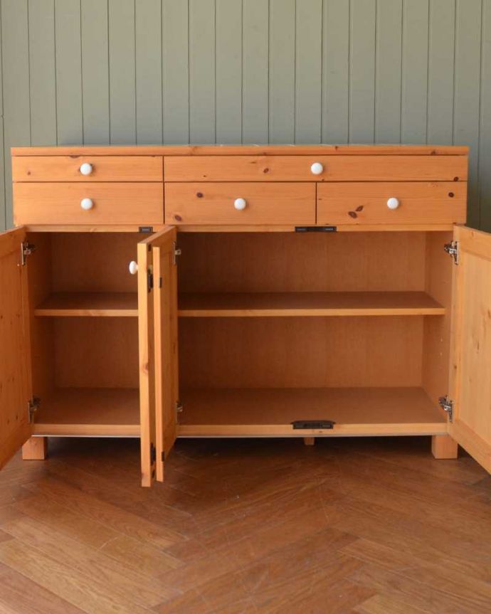 アンティーク風の家具 アンティーク風 パイン材のCHARDONNAY(シャルドネ)のタイル天板のキッチンカウンター。扉を開けて中を見ると・・・F☆☆☆☆(Fフォースター)の製品なので、食品ストックも安心して収納して下さい。(h-013-f)