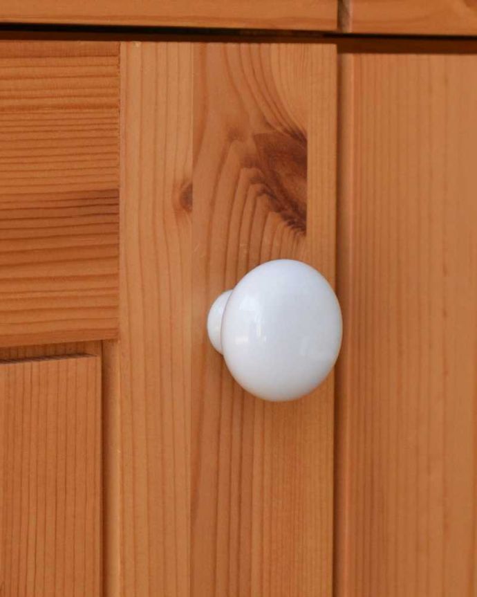 アンティーク風の家具 アンティーク風 パイン材のCHARDONNAY(シャルドネ)のタイル天板のキッチンカウンター。ころんと丸くて白い陶器取っ手ぽってりとした丸いフォルムが可愛いんです。(h-013-f)