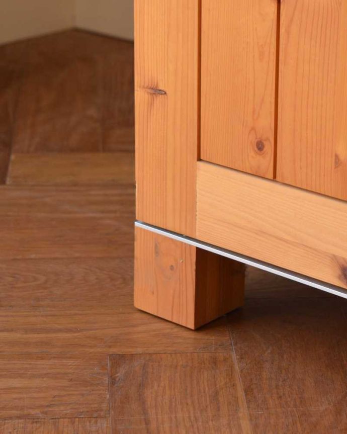 アンティーク風の家具 アンティーク風 パイン材のCHARDONNAY(シャルドネ)のタイル天板のキッチンカウンター。女性1人でラクラク運べちゃうんですHandleのアンティークは、脚の裏にフェルトキーパーをお付けしています。(h-013-f)