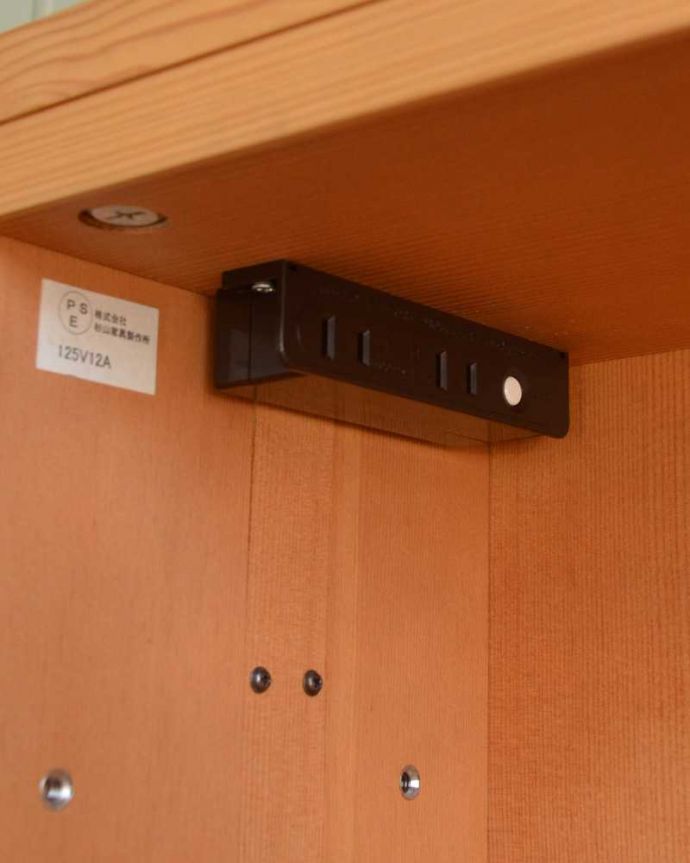 アンティーク風の家具 アンティーク風 パイン材のCHARDONNAY(シャルドネ)のタイル天板のキッチンカウンター。2口コンセントがついていますケトルやジャー、ミキサーなどを使う時にコンセントが使えて便利です。(h-013-f)