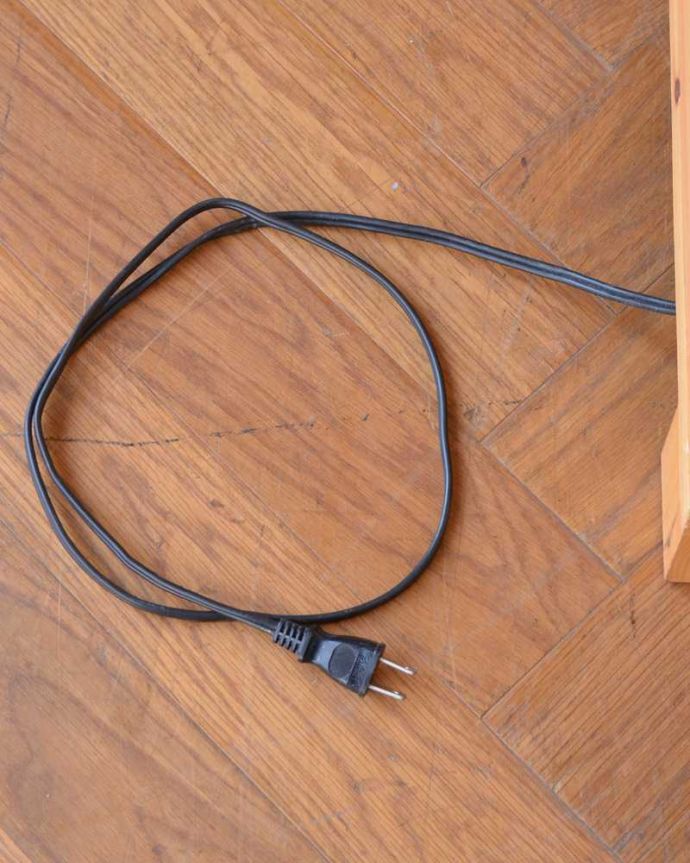 アンティーク風の家具 アンティーク風 パイン材のCHARDONNAY(シャルドネ)のタイル天板のキッチンカウンター。【 コンセントの長さ 】125cm 。(h-013-f)