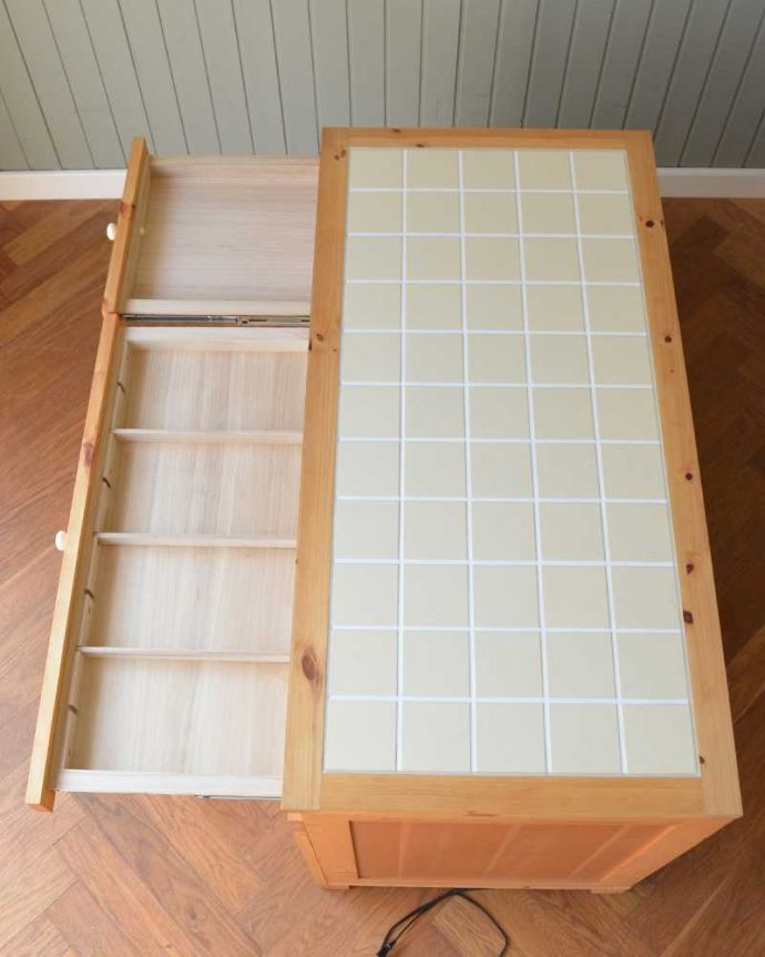 パイン材のCHARDONNAY（シャルドネ）のタイル天板のキッチンカウンター