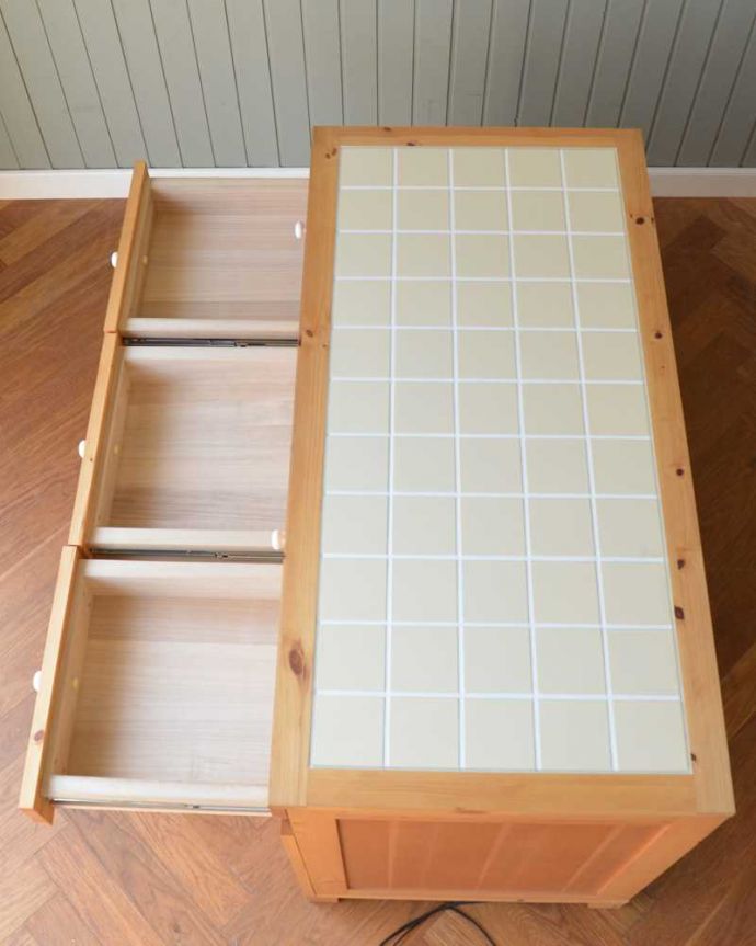 アンティーク風の家具 アンティーク風 パイン材のCHARDONNAY(シャルドネ)のタイル天板のキッチンカウンター。二段目の引き出しはこんな感じです引き出しの中も、何を入れてもOKです。(h-013-f)