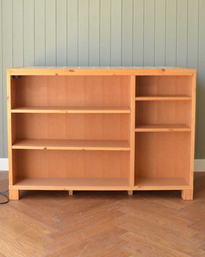 アンティーク風の家具 アンティーク風 パイン材のCHARDONNAY(シャルドネ)のタイル天板のキッチンカウンター。両面使える便利な家具後ろから見ると、こんな感じで両面使えるカウンターなんです。(h-013-f)