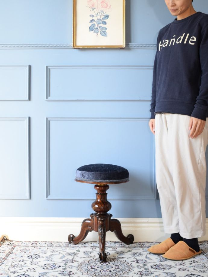 アンティークのピアノスツール