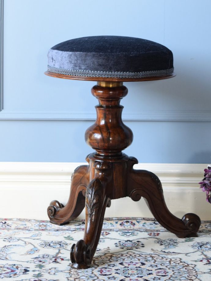 アンティークの椅子らしい美しい装飾