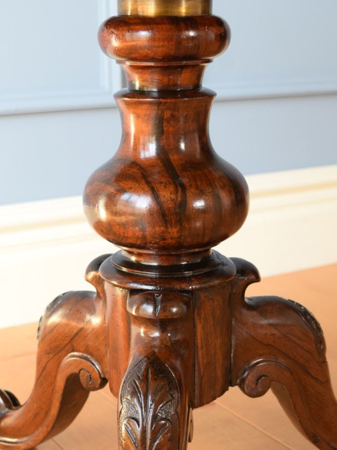 アンティークスツールの装飾