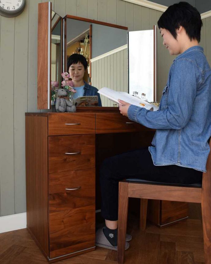 アンティーク風の家具　アンティーク風　CHARDONNAY（シャルドネ/ボーテ）３面鏡付きドレッサー（ウォルナット材）。2WAYで使える便利なドレッサー大きくて広々としている天板は、ドレッサーとして使うだけじゃなくてデスクとしても大活躍。(h-014-f)