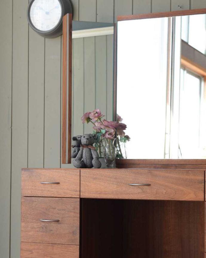 アンティーク風の家具　アンティーク風　CHARDONNAY（シャルドネ/ボーテ）３面鏡付きドレッサー（ウォルナット材）。どこに置いてもお洒落な３面鏡天然木でもスッキリかっこよく見えるようにこだわってデザインされています。(h-014-f)